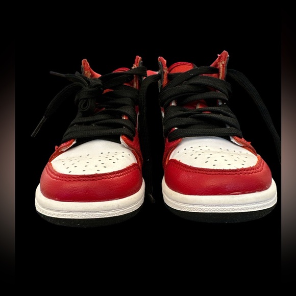 Kids Jordan 1 - Picture 2 of 3